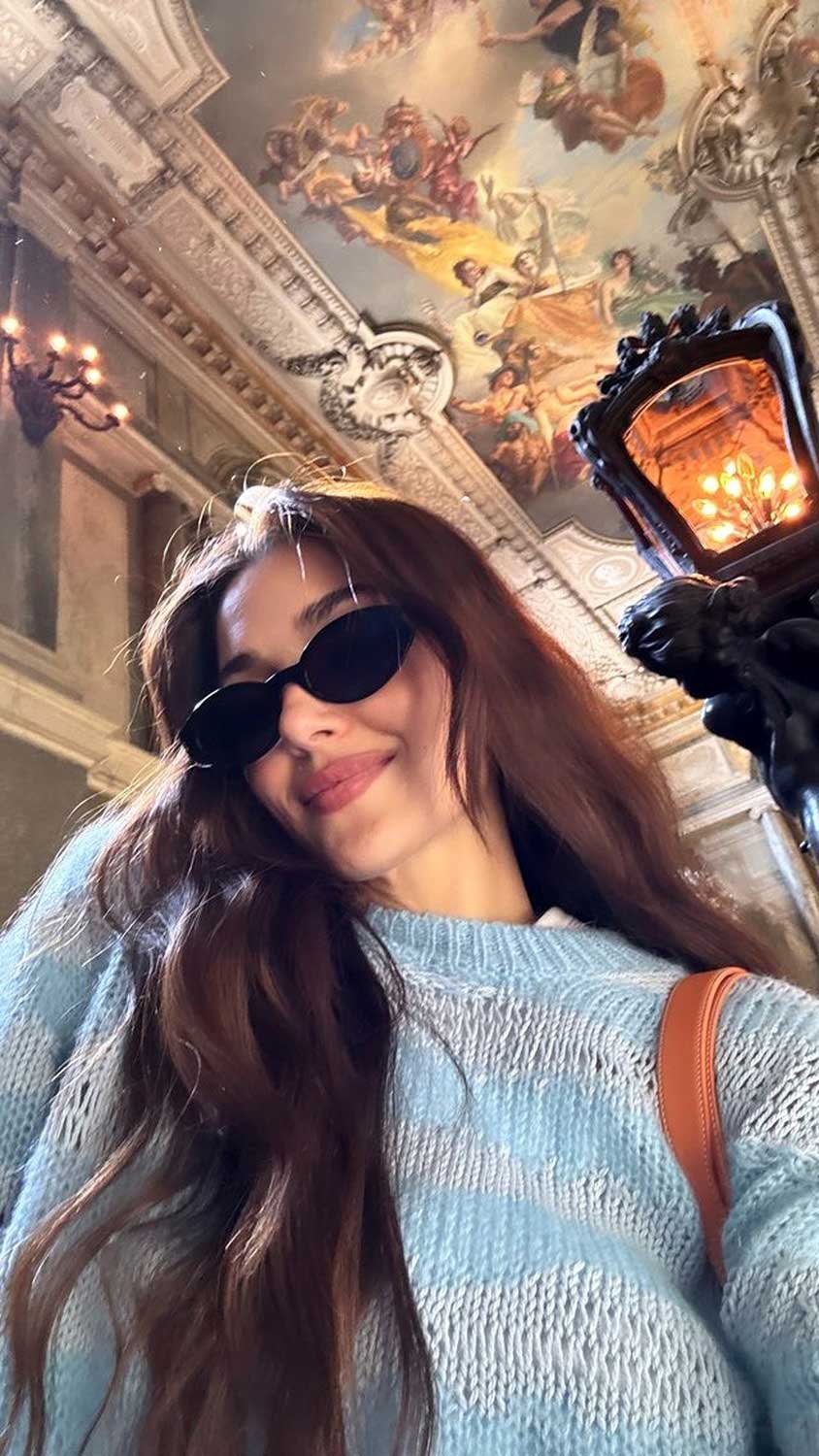 عکس/ استایل ساده و زیبای هانده ارچل در کلیسا حسابی جلب توجه کرد!
