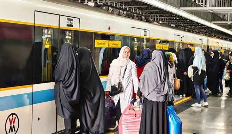 عکس لو رفته این دو دختر در واگن مترو آقایان مثل بمب ترکید+ تصویر