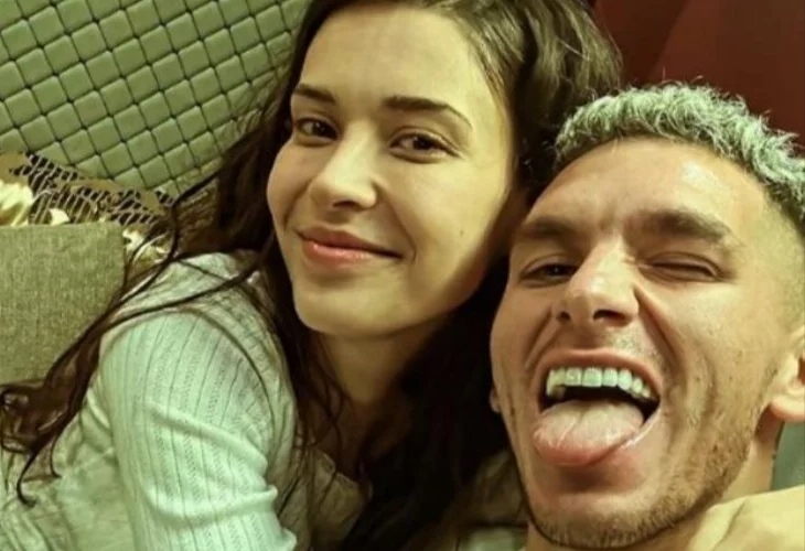 تماس تصویری آقای فوتبالیست در زمین فوتبال با نامزدش!