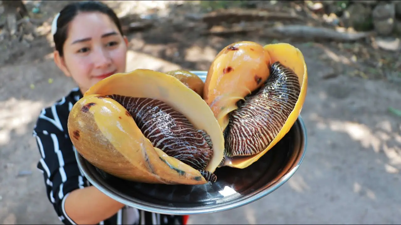ویدیو/ آشپزی با حلزون دریایی غول پیکر در جنگل!