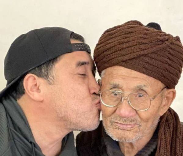 خداداد عزیزی رخت عزار بر تن کرد!