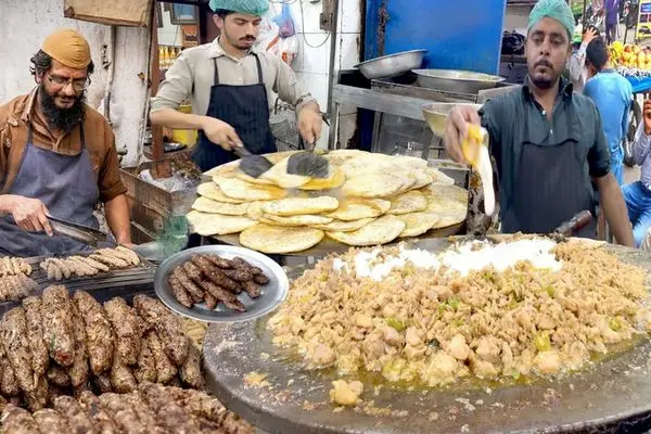  ویدئو/ پخت غذای خیابانی در پاکستان؛ از کباب کوبیده تا واویشکای جگر و گوشت