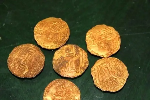 کشف سکه‌های قدیمی و قاچاق در چمدان یک مسافر
