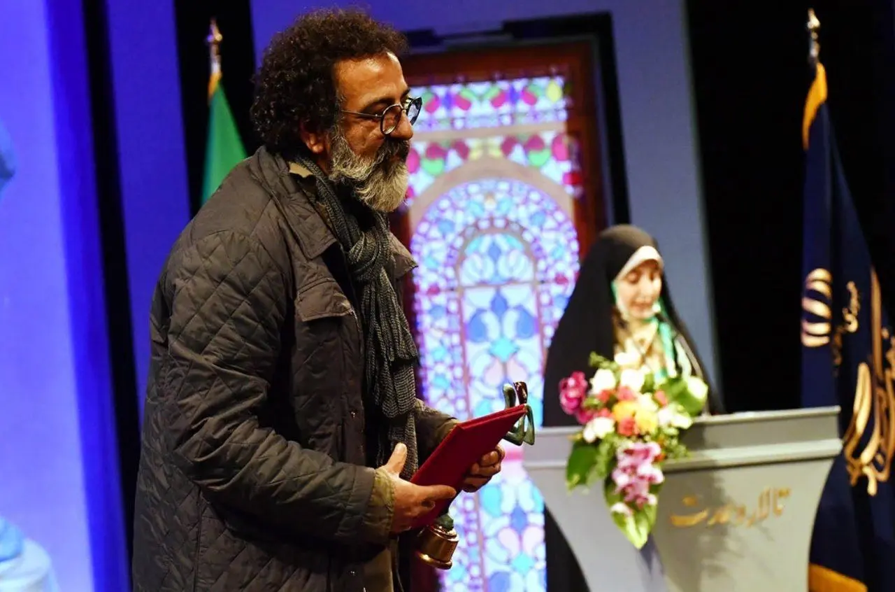 جواد یحیوی مجری ممنوع التصویر از جشنواره فجر جایزه گرفت