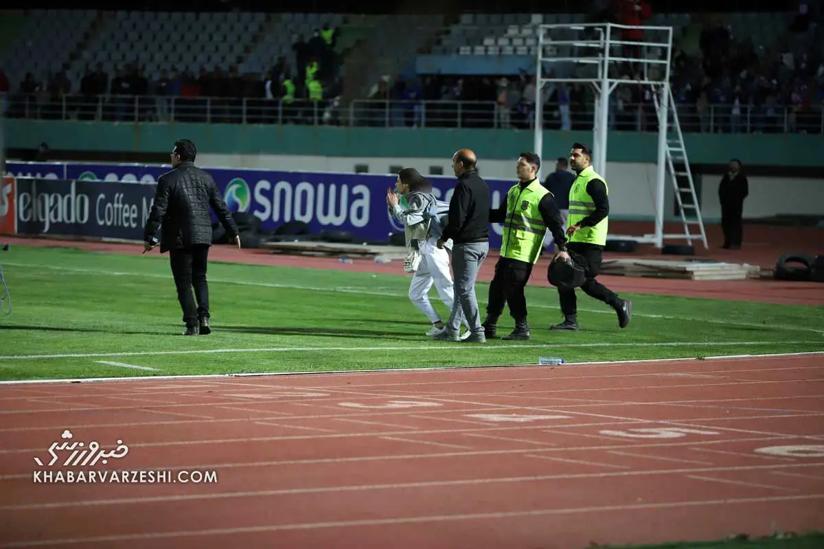عکس/ اولین دختر جیمی جامپ ایرانی که در بازی استقلال وارد زمین شد!