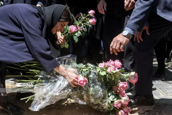 ویدئو/ گریه تلخ لیلا حاتمی هنگام به خاکسپاری مادرش