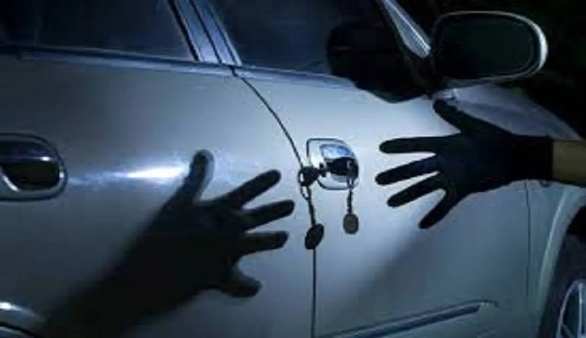 سرقت ماشین توسط زن جوان به راحتی آب خوردن + فیلم
