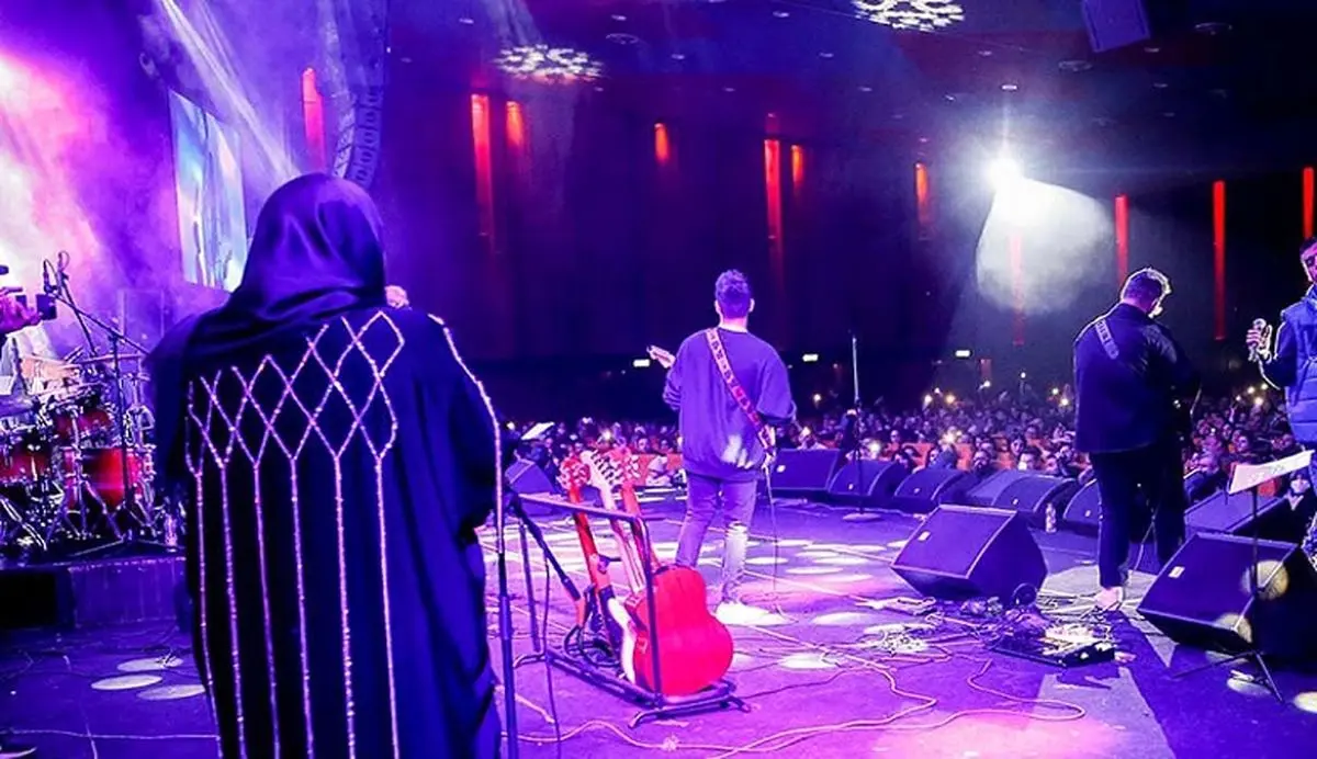 کنسرت اولین خواننده زن در برج میلاد با حضور مردان!