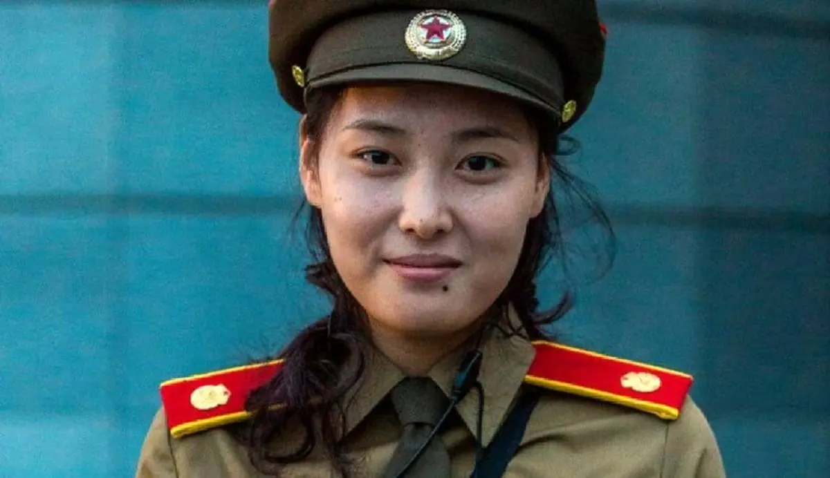 ویدئو/ حرکات عجیب پلیس زن در کره شمالی!