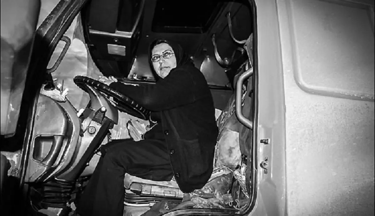 گفته می‌شود این خانم اولین راننده تریلی زن ایران بود!
