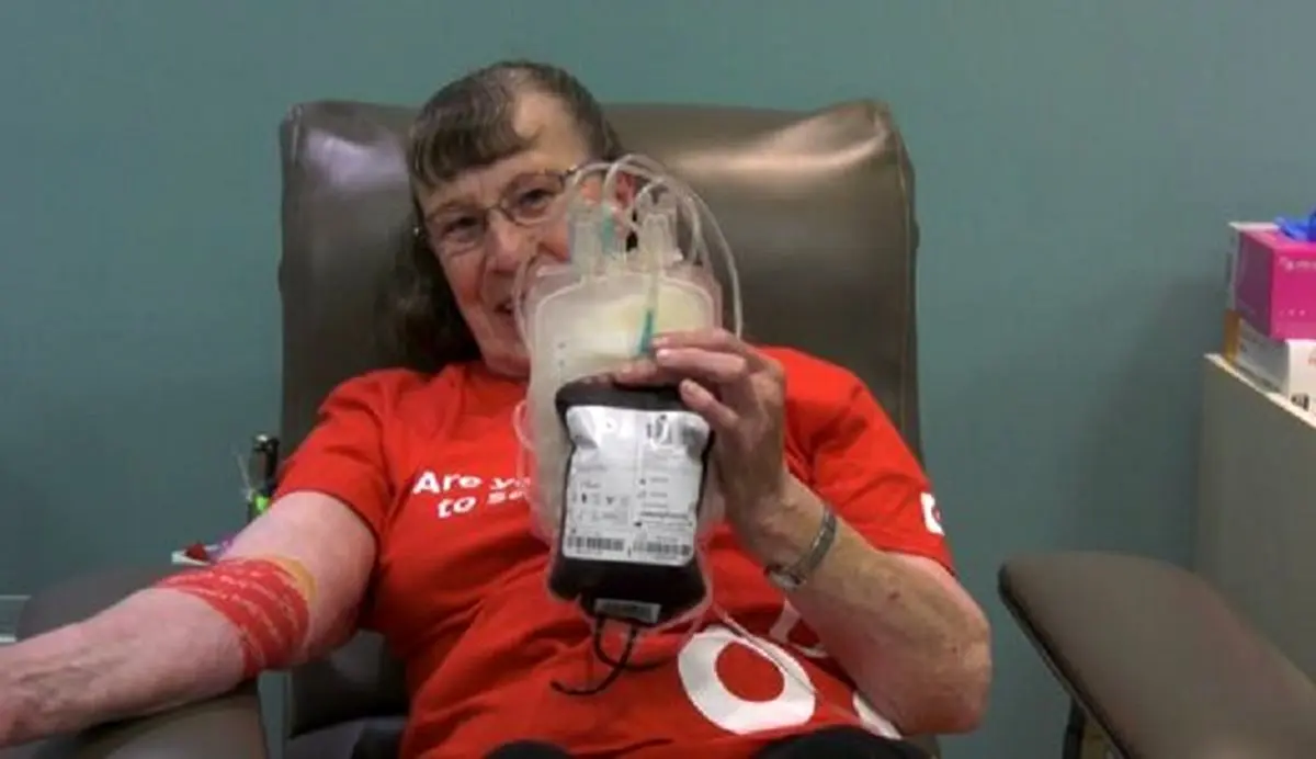 عکس/ این زن 80 ساله رکورددار اهدای خون در جهان است