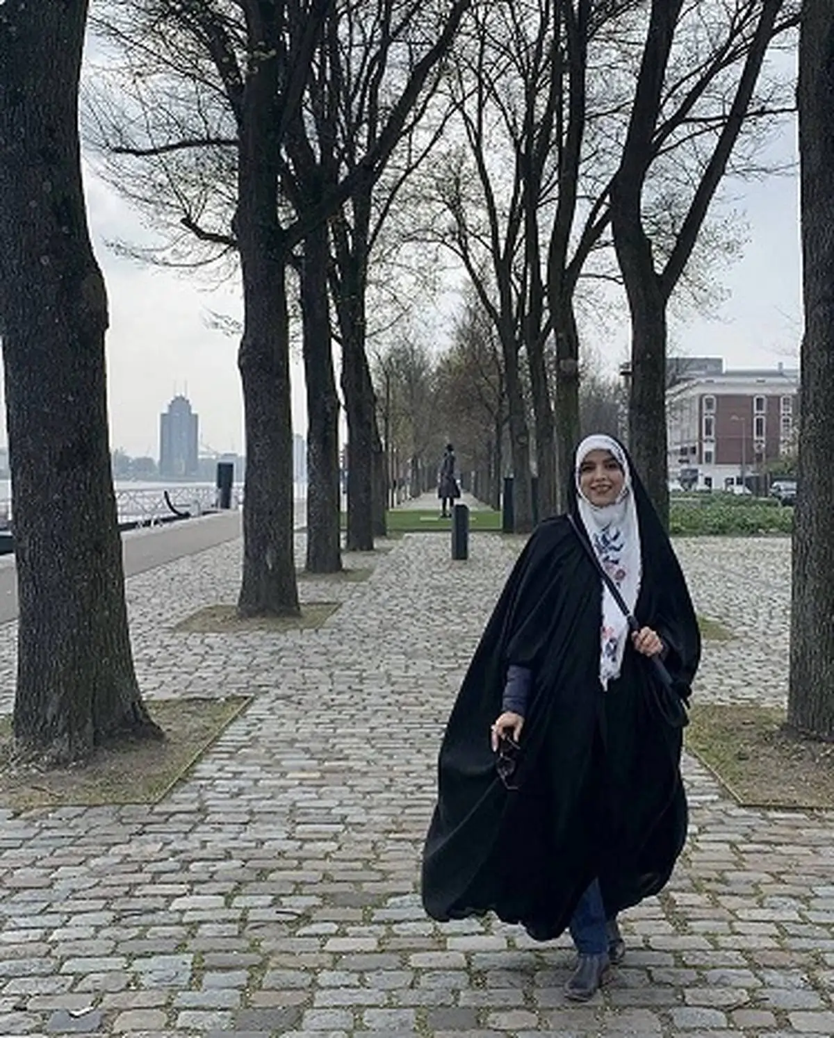 عکس های پوشش “خانم مجری چادری” در خارج پربازدید شد/ عکس