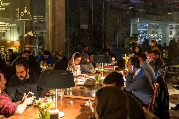 عکسی از ۲۲ سال پیش کافه‌ای در تهران که انگار الان است!