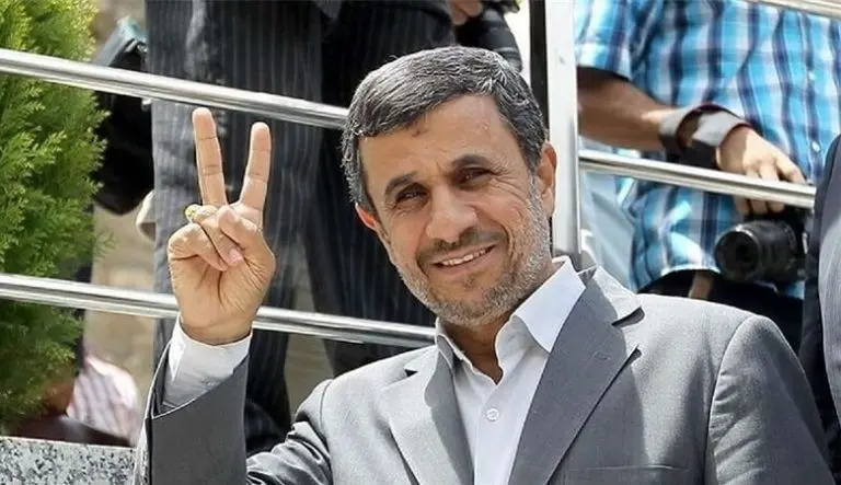 چهره خبرساز احمدی‌نژاد وقتی پاسپورت توقیف شده اش را پس گرفت/ عکس
