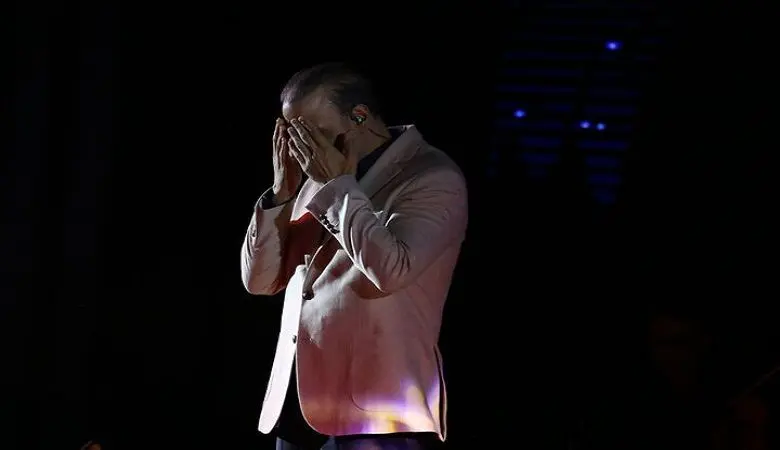 ویدئو/ ادای احترام متفاوت به آتیلا پسیانی در کنسرت خواننده مشهور