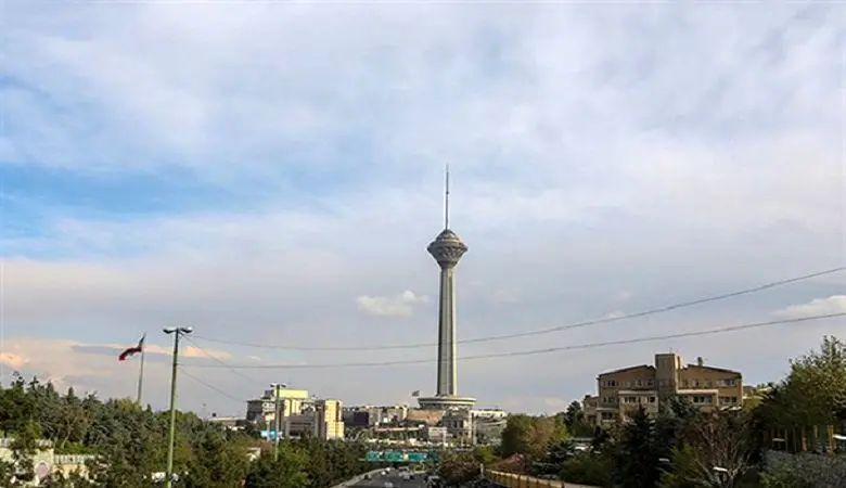 پرواز شی عجیب در آسمان تهران سوژه شد!+عکس