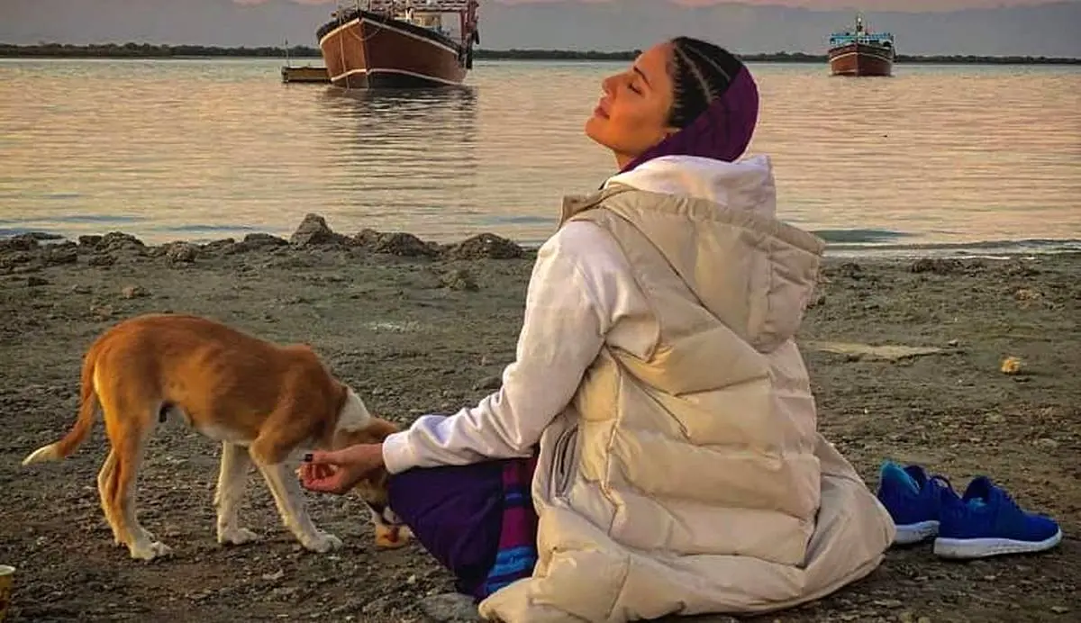 عکس/ ژست عجیب الناز شاکر دوست همراه سگ کنار دریا