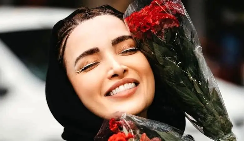 عکس/ آلبوم تصویری بهنوش طباطبایی در خرید گل عید غدیر!
