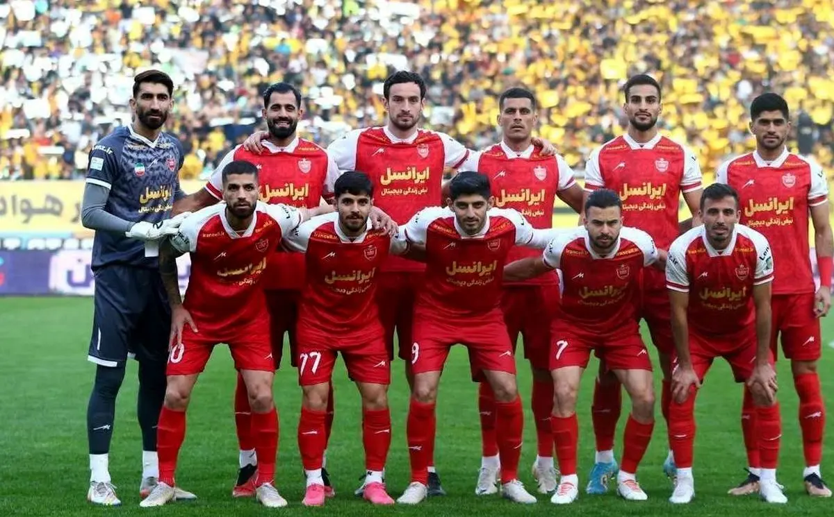 عکس دسته جمعی بازیکنان پرسپولیس با مهمانداران زن