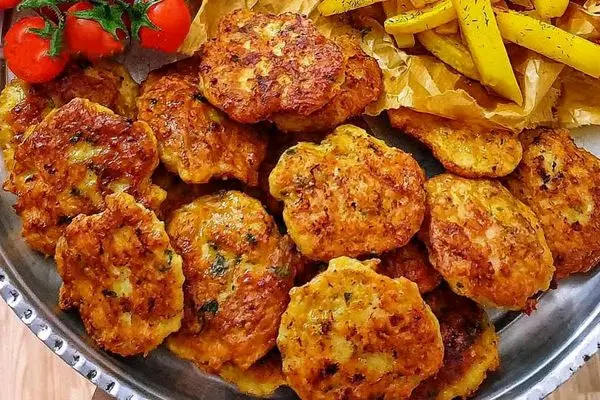 ناهار امروز یک غذای نوستالژی به طرز مدرن درست کن؛ کوکو مرغ با سبزی