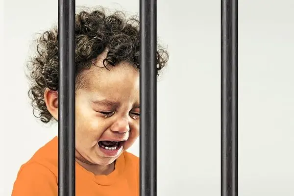 آقای پلیس فرزند 3 ساله خود را زندانی کرد! 