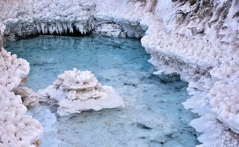 تصاویر/ از این آبشار نفرین شده در ایران نمک می‌ریزد!