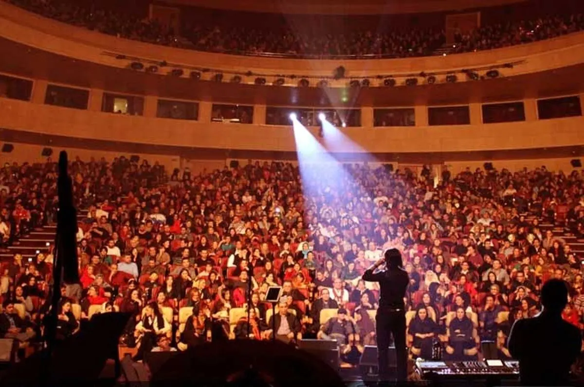 عکسی باورنکردنی از سر و وضع اعضا اولین کنسرت در ایران+ تصویر