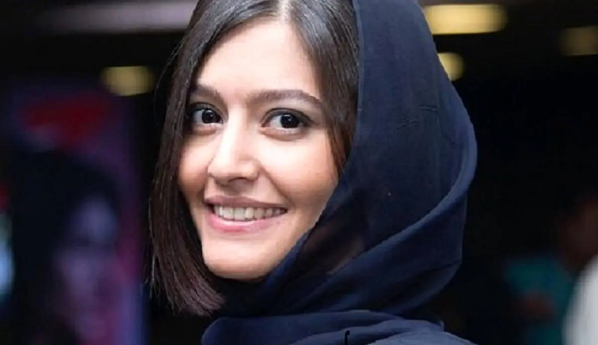 عکس/ حجاب پردیس احمدیه با یک تاج گل!