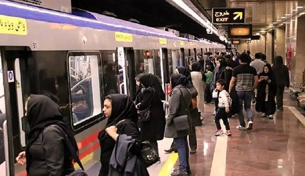 “آدم عجیبی” در مترو تهران رویت شد/ عکس