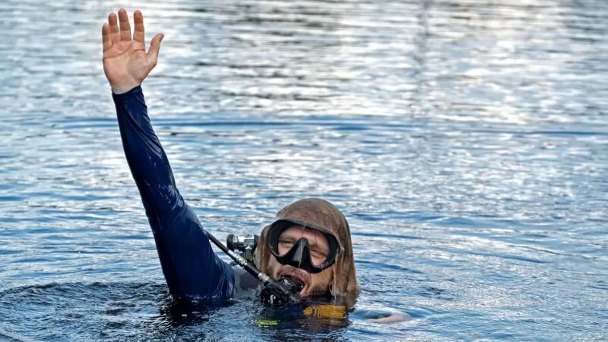 چهره عجیب این مرد بعد از صد روز زندگی زیر آب!/ عکس