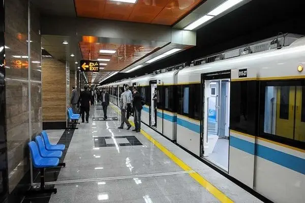 عکس این مسافر عجیب در مترو تهران پربازدید شد/ تصویر