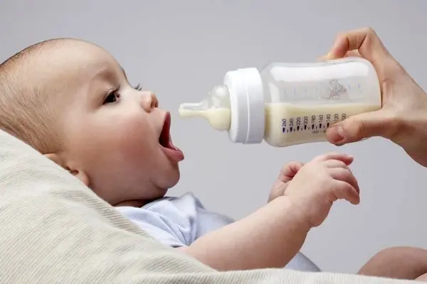 عکس/ اختراع عجیب برای اینکه پدرها هم بتوانند به بچه ها شیر بدهند!