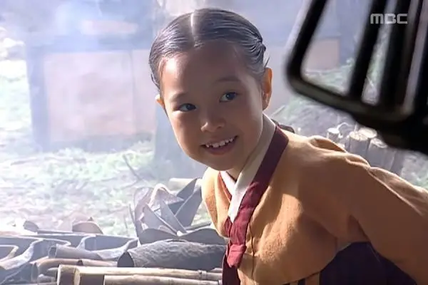 بیوگرافی و عکس های بازیگر کودکی یانگوم در سریال جواهری در قصر