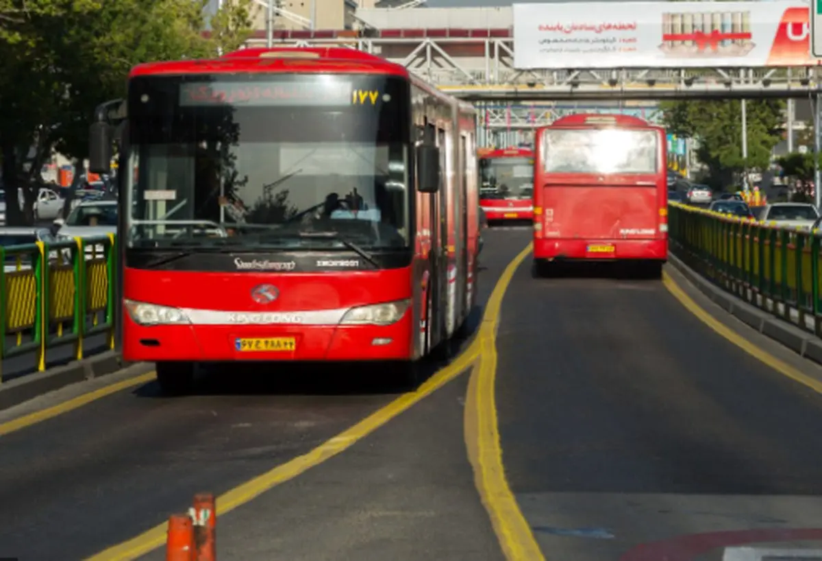 یک دختر با تیپ عهد دقیانوس سوار اتوبوس BRT شد+ عکس