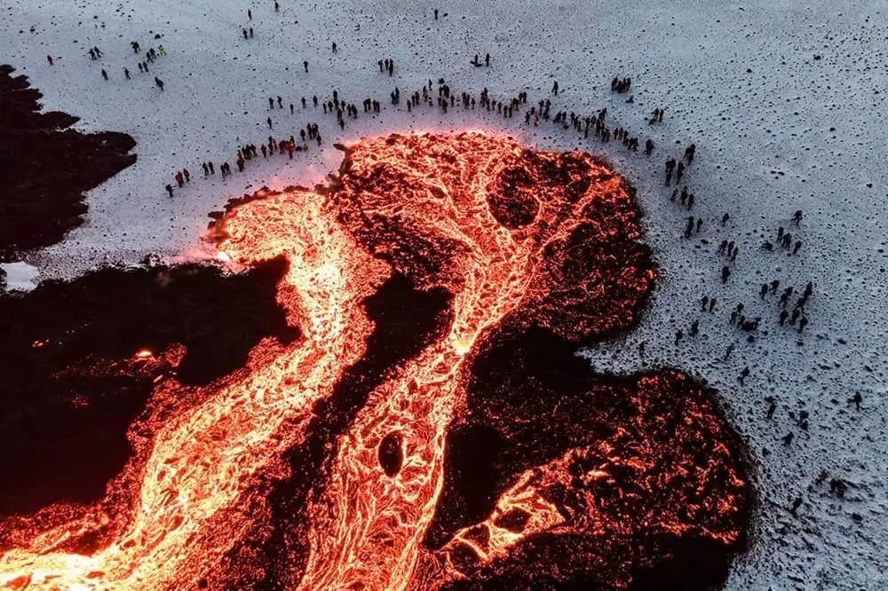 عکس/ صحنه جالب فوران آتشفشان در دل یخ و برفِ ایسلند! 