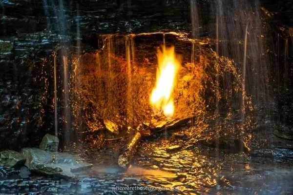 عکس/ شعله ابدی درون یک آبشار صحنه‌ای شگفت انگیز ساخته است!