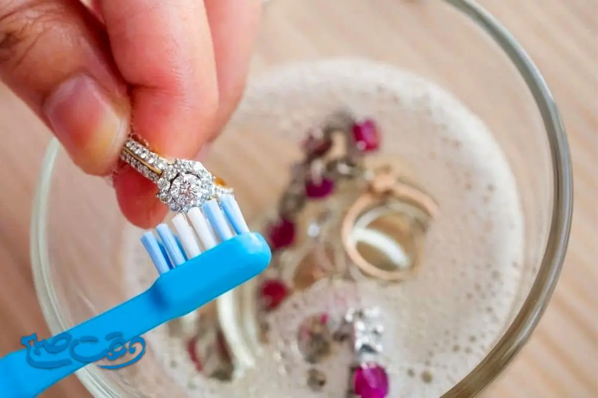 با این محلول ساده جواهراتتان را در خانه تمیز کنید! 